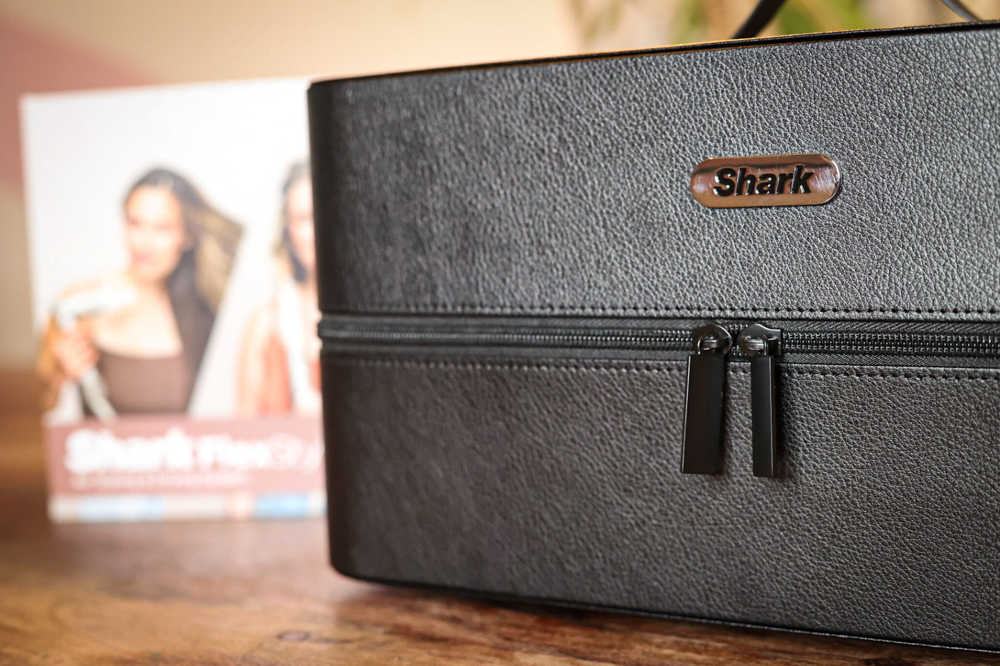 Вы можете увидеть футляр для хранения Shark FlexStyle.